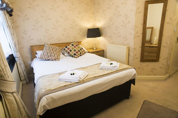 Tudor House Hotel - Guest House