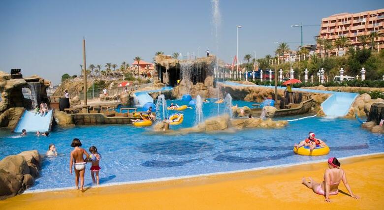 Hotel Holiday World Resort