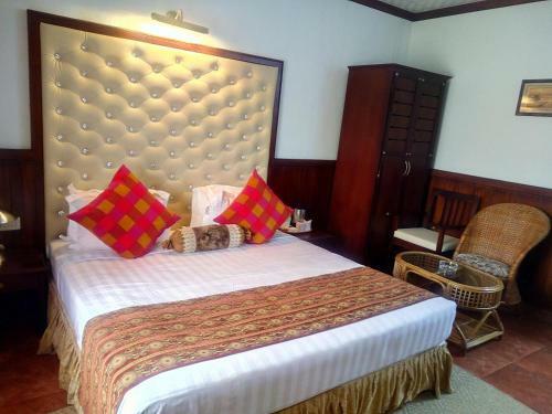 Hotel Regant Lake Village