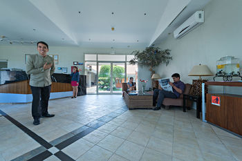 Court Meridian Hotel And Suites