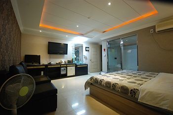 Hotel A Plus Motel