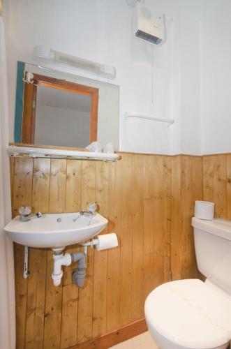 Hostal Bridge House Guest House