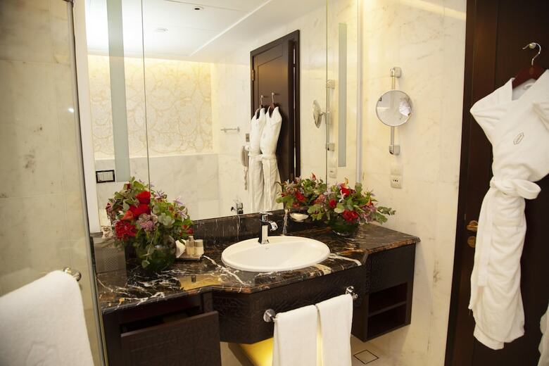 Bab Al Qasr Hotel