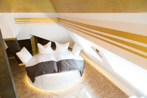 Alpha & Omega Hotel