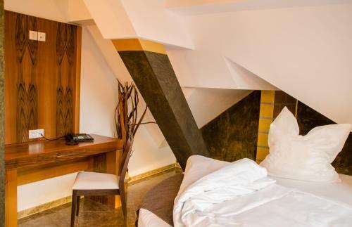 Alpha & Omega Hotel