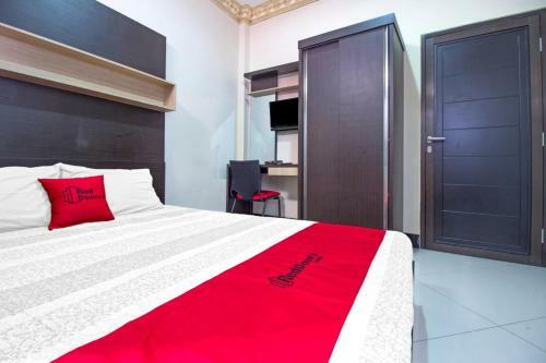 Hostal Reddoorz Near Isola Upi
