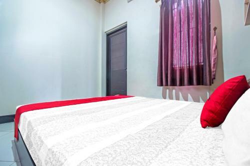 Hostal Reddoorz Near Isola Upi