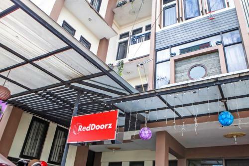 Hostal Reddoorz Near Isola Upi
