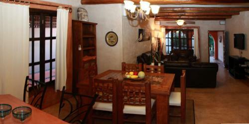 Hostal Leo's Baja Oasis