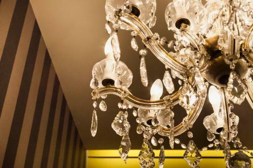 Hotel Diamonds And Pearls