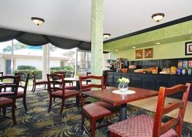 Hotel Quality Inn And Suites On The Beach