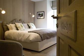 Hotel Saracens Head