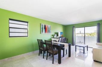 Beach Apartment With Patio On Collins Avenue