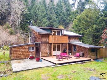 Peaceful Creekside Cabin