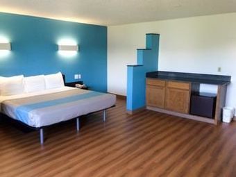 Motel 6 Rothschild