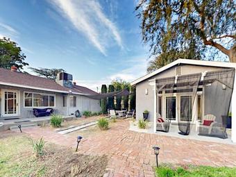 Charming Lake Balboa Home Home
