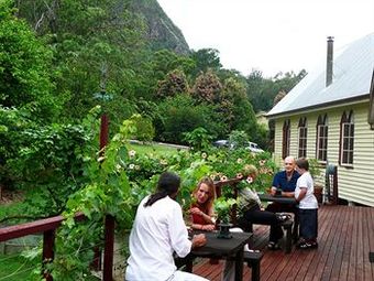 Glass House Mountains Ecolodge