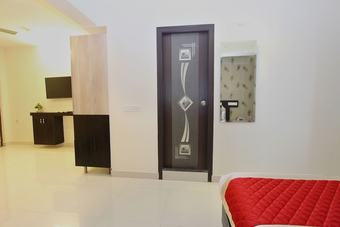 Hotel Oyo 4429 Vee Suites