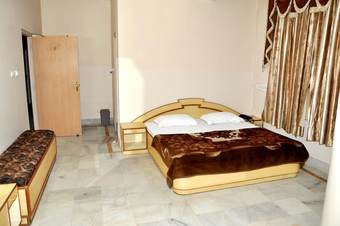 Hotel Kirti Plaza