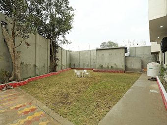 Hotel Oyo 22663 Qlark Rooms & Lawn