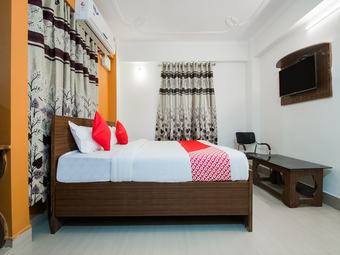 Oyo 27616 Hotel Mega Royal