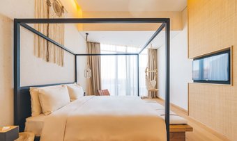 Atour Hotel South Guanxiang Leather Market Haining