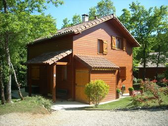 Nice Chalet In The Woods Of The Beautiful Dordogne