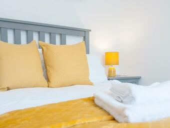 Modern 2 Bedroom Apartment Next To Bay With Parking