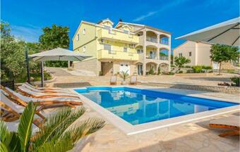 Nice Home In Lisicic W/ Outdoor Swimming Pool, Jacuzzi And Sauna