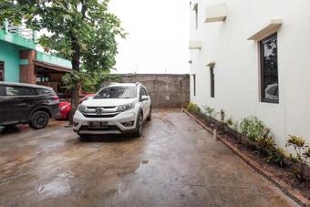 Hostal Reddoorz Plus Near Trans Studio Cibubur 2