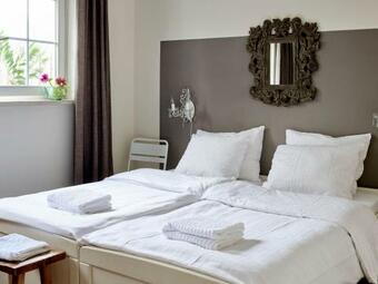 Flamboyant Farmhouse In Baarlo With Hot Tub, Garden