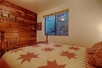 Lake View Cottage (home)