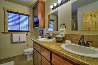 Custom Tahoe Cabin 5 Minutes From Homewood Resort!