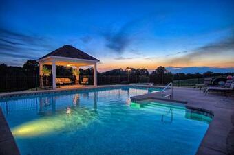 Historic Cedar Hill Mansion With Pool And Patio On Farm