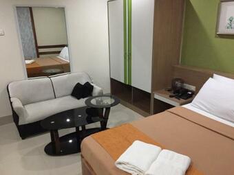Reddoorz Plus @ Abc Landmark Hotel