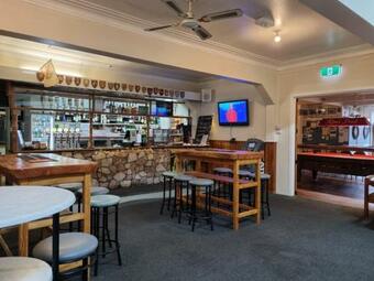 Oasis Bar & Hotel