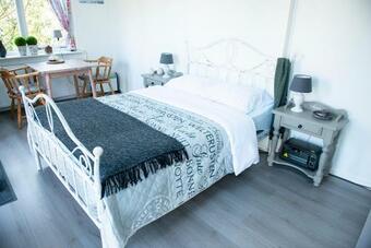Bed & Breakfast Studio Stee Van Ypey