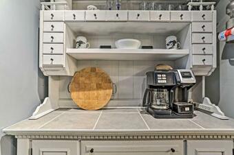 Apartamento Beacon Apt With Patio And Grill Walk To Main St!