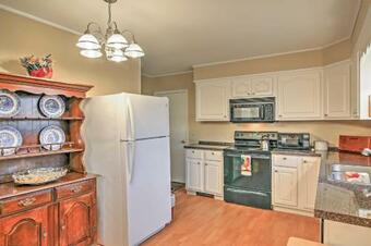 Serene Retreat With Mtn Views 7mi To All Star Village