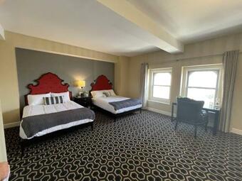 Sobeny Blakely Hotel 1 King Bed
