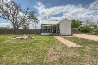 New! Stunning Haus With Hot Tub, Grill & Fire Pit!