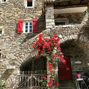 Apartamento Les Clapiers Appartement Avec Jacuzzi Et Rivi�re.