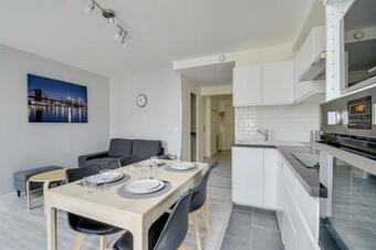 Chic And Spacious Apart With Parking