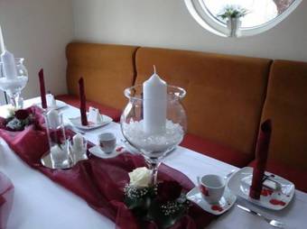 Hostal Check Inn Hotel