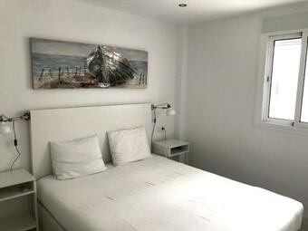 New Central 2br Apartment 100m-to-beach Free Parking
