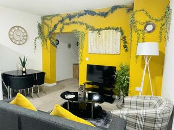 Jungle Themed 2-bed Apartment
