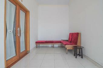 Hostal Reddoorz Plus Near Alun Alun Kuningan