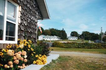 Hotel Friars Bay Inn & Cottages