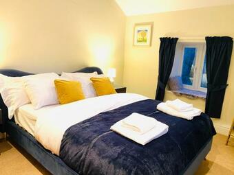 Peep-o-day-stylish 4bedroom Cottage With Dale View