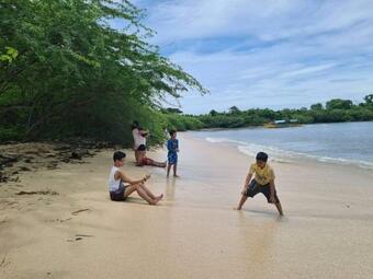 Lodge Calatagan's Bahay Kubo